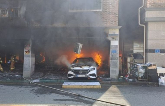 원룸 주차장에서 스스로 목숨을 끊으려고 불을 냈다가 입주민을 숨지게 한 30대 여성이 1심에서 실형을 선고받았다. 사진은 사건 현장. [사진=전북특별자치도 소방본부]