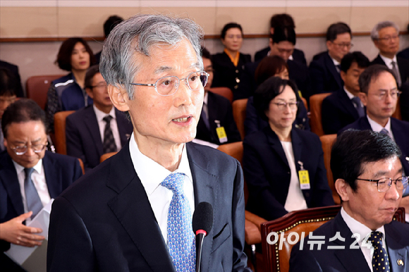 조희대 대법원장이 13일 서울 여의도 국회에서 열린 법제사법위원회의 대법원 등에 대한 국정감사에 출석해 인사말을 하고 있다. [사진=곽영래 기자]