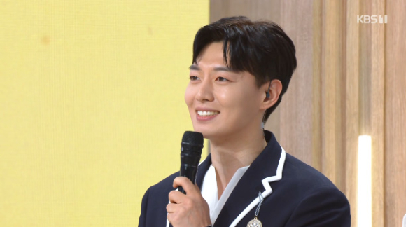 박철규 아나운서가 '아침마당' 진행을 마치고 인사를 건네고 있다. [사진=KBS 방송화면 캡처]