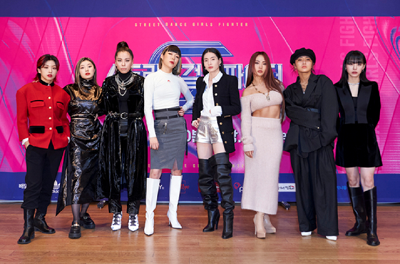 왼쪽부터 아이키(훅)-리정(YGX)-가비(라치카)-효진초이(원트)-모니카(프라우드먼)-허니제이(홀리뱅)-리헤이(코카앤버터)-노제(웨이비)가 30일 온라인으로 진행된 Mnet '스트릿댄스 걸스 파이터' 제작발표회에 참석해 포즈를 취하고 있다. [사진=Mnet]