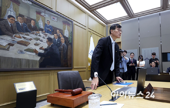 이창용 한국은행 총재가 11일 서울 중구 한국은행에서 열린 금융통화위원회에 참석하고 있다. [사진=사진공동취재단]