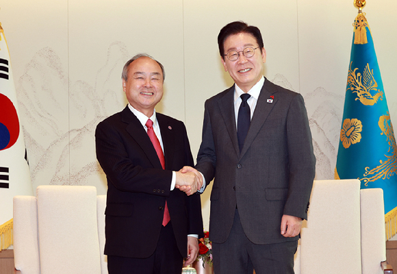 이재명 대통령이 5일 용산 대통령실에서 손정의 소프트뱅크그룹 회장과 면담에 앞서 악수하고 있다. 2025.12.5 [대통령실통신사진기자단] [사진=연합뉴스]