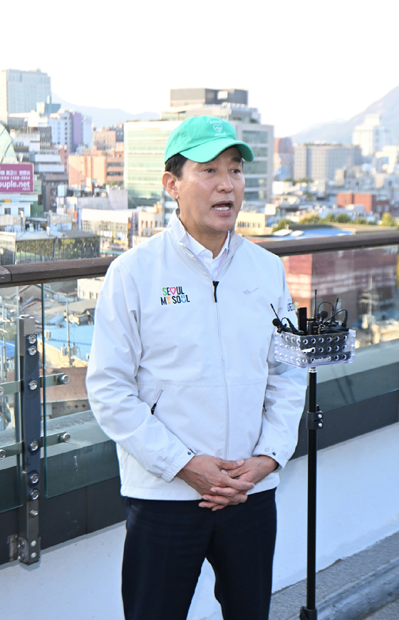 오세훈 서울시장이 11월 7일 종로구 세운상가 옥상정원에서 세운4구역 재개발 사업과 관련해 발언하고 있다. [사진=서울시]