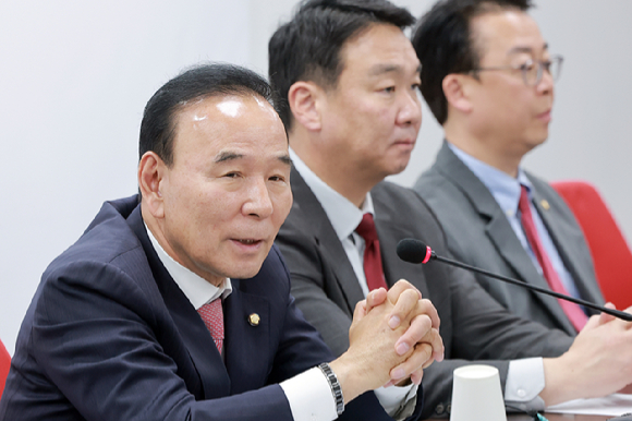 박덕흠 국민의힘 공천관리위원장이 2일 오후 서울 여의도 중앙당사에서 열린 공관위 회의에서 발언하고 있다. [사진=연합뉴스]