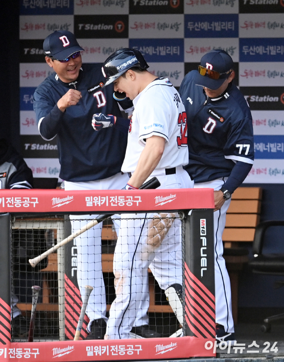 두산 김재환이 1일 오후 서울 잠실야구장에서 열린 '2023 신한은행 SOL KBO리그' 두산 베어스와 롯데 자이언츠의 개막전 경기, 7회말 2사 1,3루 상황에서 동점 3점 홈런을 터뜨린 후 이승엽 감독과 하이파이브를 하고 있다. [사진=아이뉴스24 포토 DB]