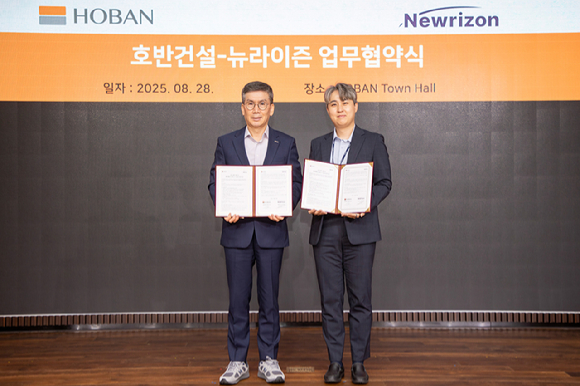 문갑 호반건설 경영부문대표(왼쪽)와 이승욱 뉴라이즌 대표(오른쪽)가 '친환경 기술협력 업무협약'을 체결한 후 기념 촬영을 하고 있다. [사진=호반건설]