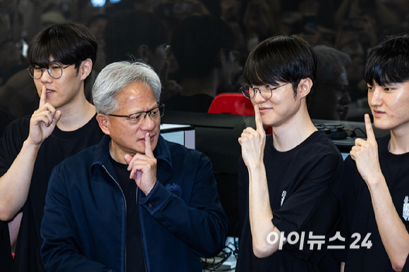 젠슨 황 엔비디아 최고경영자(CEO)가 5일 서울 마포구 &lsquo;T1 베이스 캠프&rsquo;를 방문해 &lsquo;페이커&lsquo; 이상혁을 비롯한 e스포츠 구단 T1의 리그 오브 레전드(LoL) 선수단을 만나고 있다. [사진=곽영래 기자]