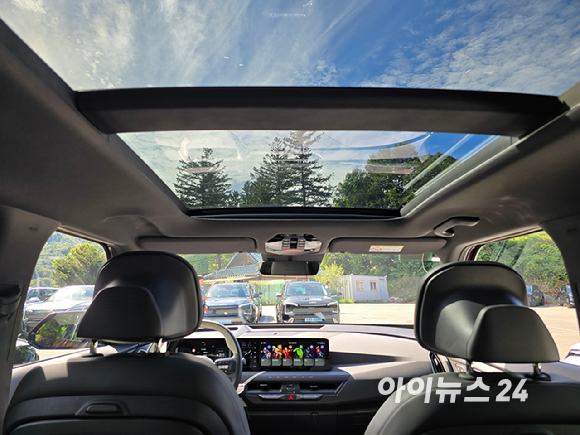 시승 코스 중간 기착지에 전시된 기아 'EV5'. [사진=김종성 기자]