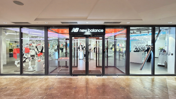 파주 프리미엄 아울렛에 확장 오픈한 뉴발란스 매장 전경. [사진=신세계사이먼]