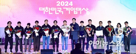 13일 오후 부산 해운대구 벡스코에서 열린 '2024 대한민국 게임대상'에서 수상자들이 기념촬영을 하고 있다. [사진=곽영래 기자]