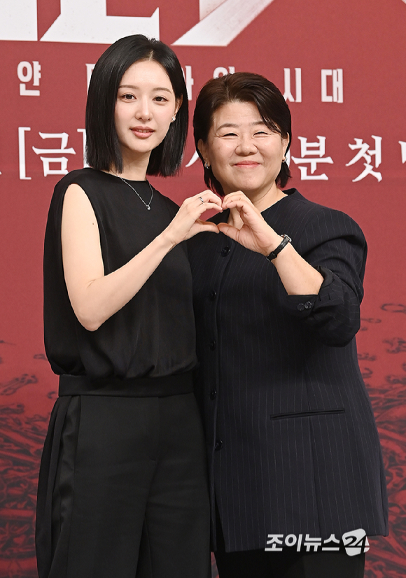 배우 김지원, 이정은이 7일 서울 목동 SBS에서 열린 '닥터X : 하얀 마피아의 시대' 제작발표회에서 포즈를 취하고 있다. [사진=곽영래 기자]