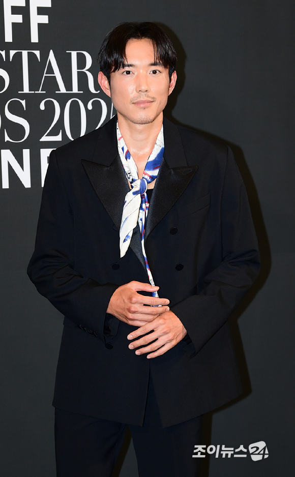 배우 저스틴 민이 18일 부산 해운대구 중동 파라다이스호텔에서 열린 '2025 마리끌레르 아시아스타어워즈' 포토콜 행사에 참석하고 있다. [사진=정소희 기자]