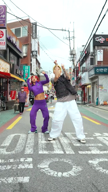 아이키와 함께한 지코의 신곡 '괴짜' 댄스 챌린지가 공개돼 화제를 모으고 있다. [사진=지코 '괴짜' 댄스 챌린지 영상 캡쳐]