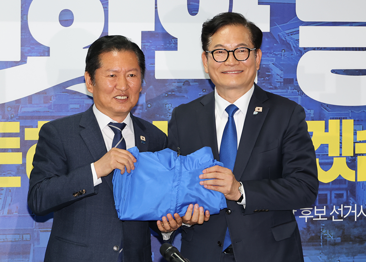 더불어민주당 정청래 대표가 24일 인천 연수구 정지열 인천 연수구청장 후보 선거사무소에서 열린 최고위원회의에서 송영길 연수갑 보궐선거 후보에게 당 점퍼를 전달하고 있다. 2026.4.24 [사진=연합뉴스]