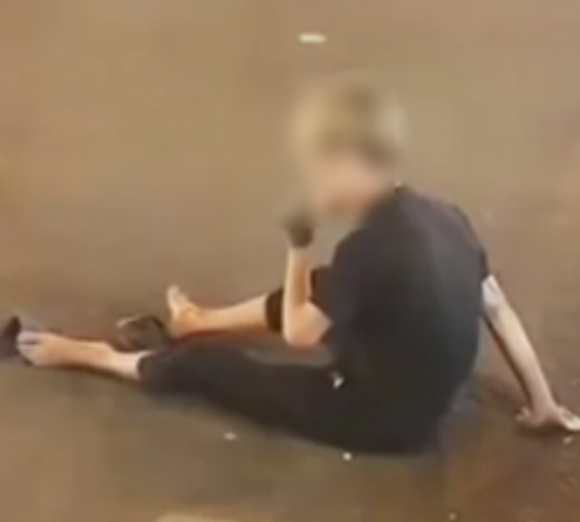 바닥에 주저 앉아 좀비담배를 피우고 있는 모습. [사진=X 갈무리]