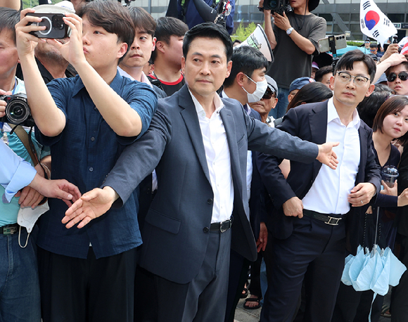 6&middot;3지방선거 투표용지 부족 사태로 촉발된 잠실 개표소 봉쇄 시위가 이어진 16일 국민의힘 장동혁 대표가 서울 송파구 올림픽공원 핸드볼경기장 개표소를 찾아 대한체육회, 방송 라이브 취재진 등의 진입과 관련해 진입로를 확보하고 있다. 2026.6.16 [공동취재] [사진=연합뉴스]