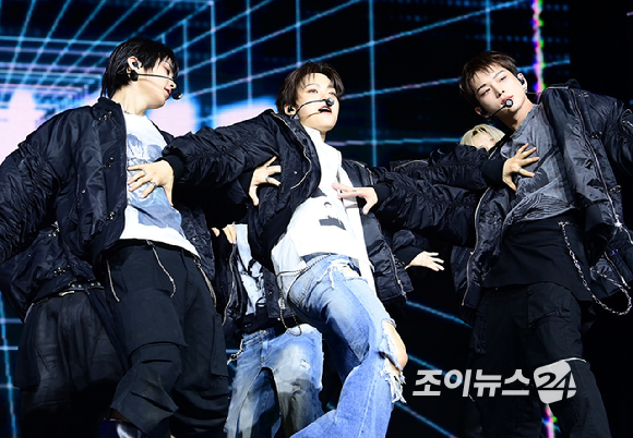 그룹 앤팀 의주가 28일 오후 서울 용산구 한남동 블루스퀘어에서 열린 &TEAM(앤팀) 한국 데뷔 앨범 미니 1집 'Back to Life'(백 투 라이프)발매 기념 쇼케이스에 참석해 멋진 무대를 선보이고 있다. [사진=정소희 기자]