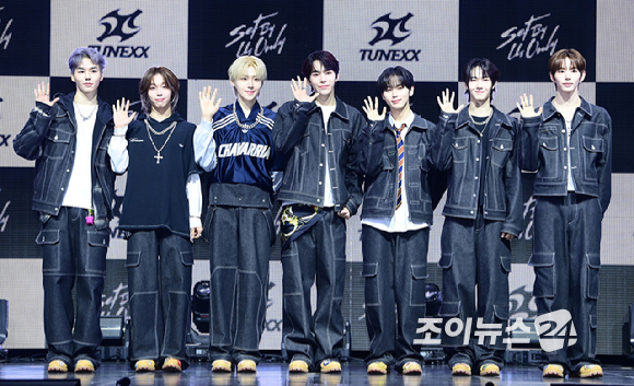3일 오후 서울 광진구 광장동 예스24라이브홀에서 신인 보이그룹&nbsp;튜넥스(TUNEXX)&nbsp;첫 번째 미니 앨범 '셋 바이 어스 온리'(SET BY US ONLY) 발매 기념 쇼케이스가 열렸다.&nbsp;튜넥스 시환-동규-인후가 포토타임을 갖고 있다. [사진=정소희 기자]