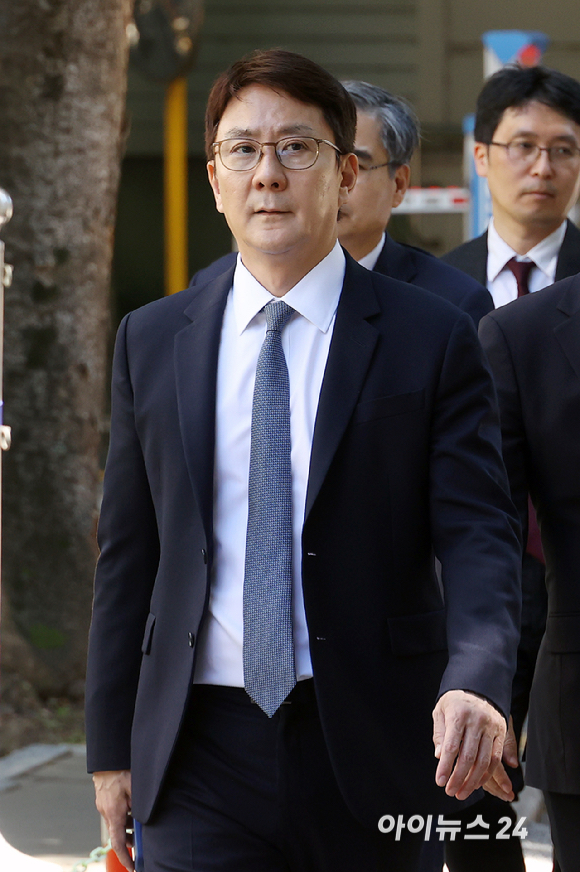 전진배 JTBC 대표이사가 23일 서울 서초구 회생법원에서 열린 중앙그룹 계열사 기업 회생신청 대표자 심문기일에 출석하고 있다. [사진=사진공동취재단 ]