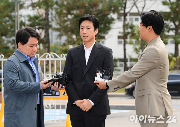 마약 투약 의혹을 받는 가수 지드래곤(GD, 권지용)이 6일 인천 남동구 논현경찰서에 출석하고 있다. [사진=곽영래 기자]