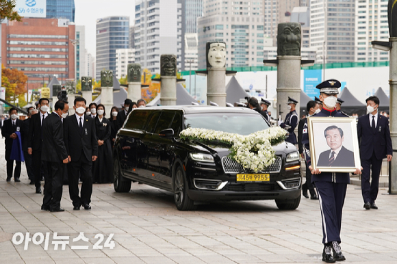 30일 오전 서울 송파구 올림픽공원 평화의광장에서 故 노태우 전 대통령 국가장 영결식이 엄수되고 있다.[사진=사진공동취재단]