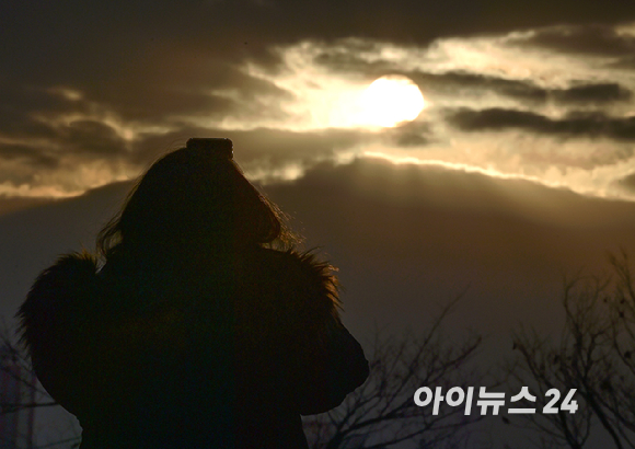 2025년 새해 첫 날인 1일 오전 서울 여의도 하늘 위로 새해가 고개를 내밀고 있다. [사진=곽영래 기자]