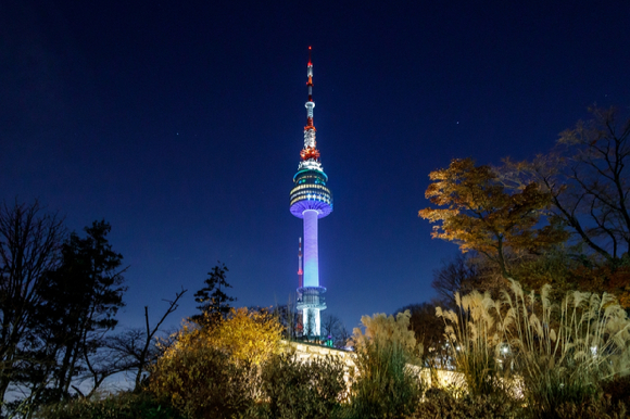 N서울타워가 서울시 초미세먼지 농도가 '좋음'인 날 파란색 조명을 표출하고 있다. [사진=CJ푸드빌]