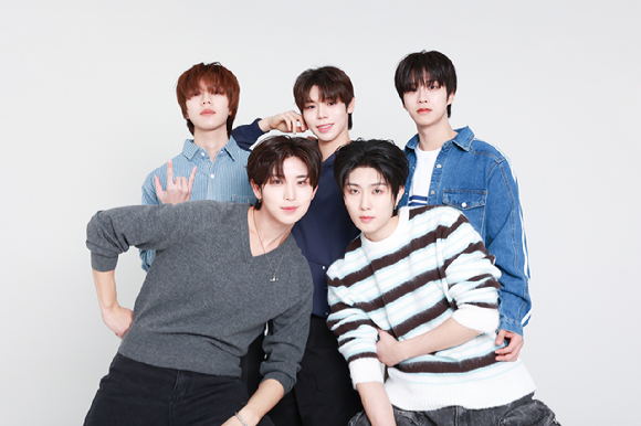 밴드 보이드(송유찬, 조주연, 케빈박, 정지섭, 신노스케)가 인터뷰에 앞서 사진 촬영을 하고 있다. [사진=IX엔터테인먼트]