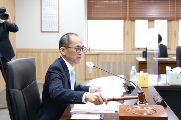 고학수 개인정보보호위원회 위원장이 10월 19일 오전 서울 종로구 정부서울청사에서 제17회 개인정보보호위원회 전체회의 개회를 알리며 의사봉을 두드리고 있다. [사진=개인정보보호위원회 ]