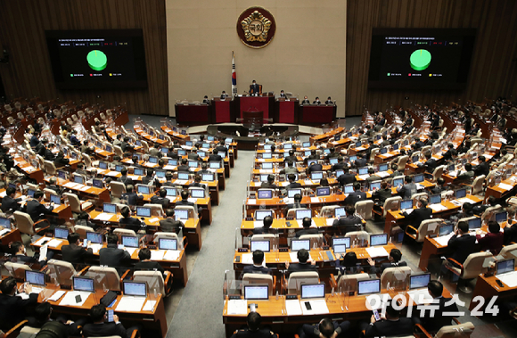 정기국회 마지막 날인 9일 오후 국회에서 열린 본회의에서 한국토지주택공사(LH) 사태 방지법인 범죄수익은닉의 규제 및 처벌에 관한 법률 개정안이 가결 처리되고 있다. [사진=김성진 기자]