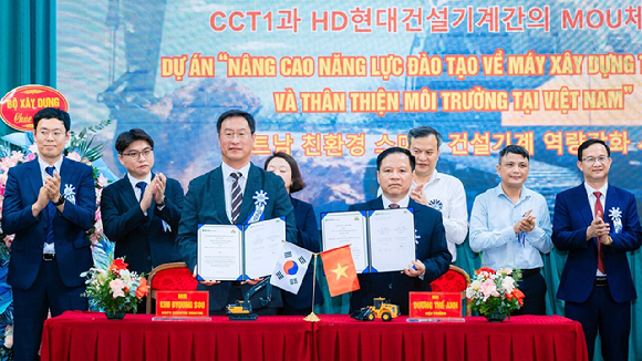 김병수 HD현대건설기계 AM/PS 상무(왼쪽 세 번째)와 즈엉 테 안 CCT1 총장(왼쪽 다섯 번째)이 베트남 하노이에 있는 CCT1에서 ‘친환경·스마트 건설기계 인력 양성 사업’에 관한 MOU를 체결하고 있다. [사진=HD현대건설기계]