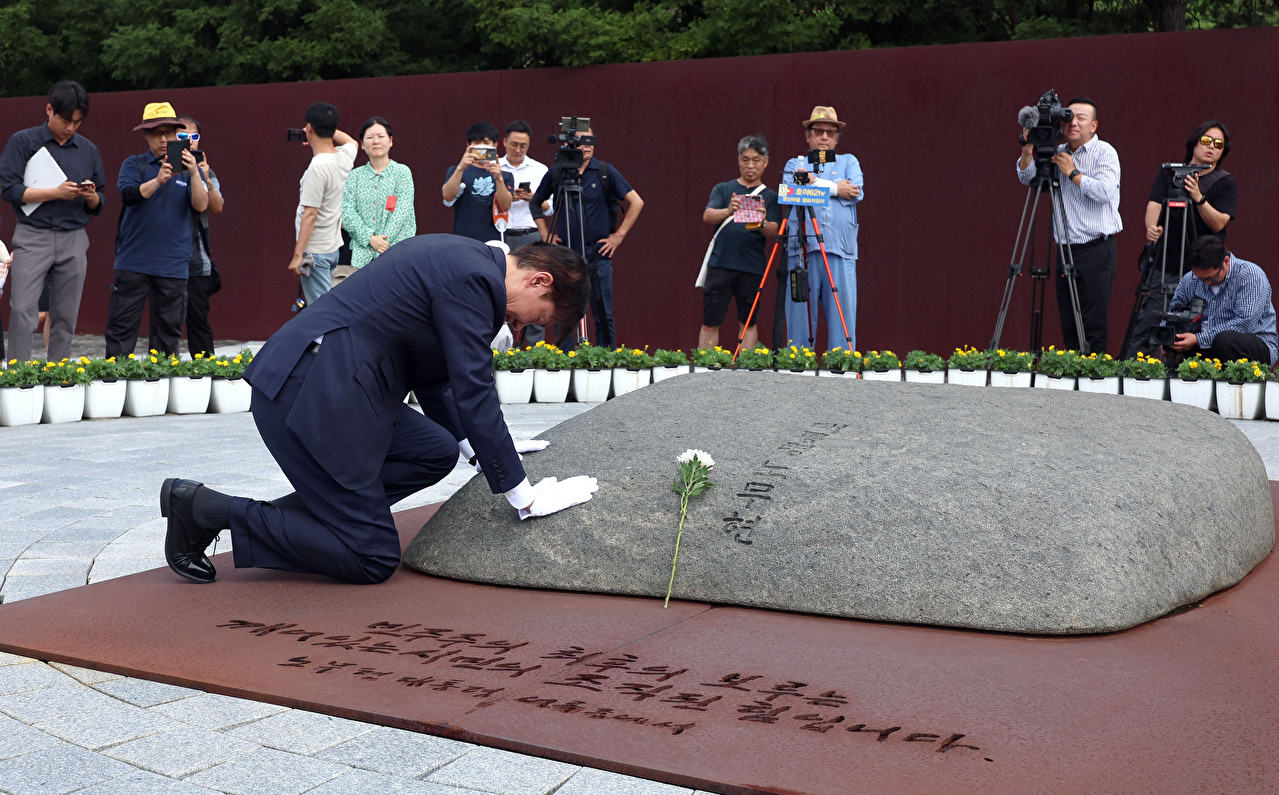 조국혁신당 조국 혁신정책연구원장이 25일 오전 경남 김해시 진영읍 봉하마을에서 노무현 전 대통령 묘역 참배 후 방명록을 작성하고 있다. [사진=연합뉴스]