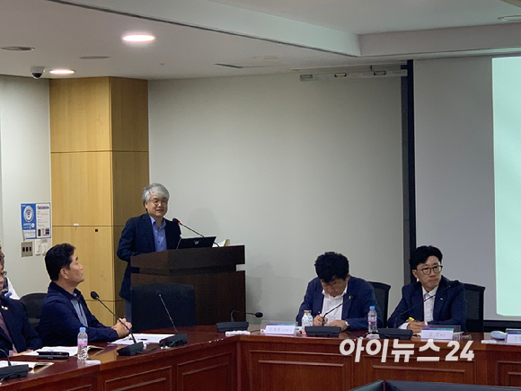 주무현 지역산업경제연구원장이 17일 서울 영등포구 국회의사당 의원회관에서 열린 '석유화학산업 위기, 여수 국가산단 및 지역경제 회생을 위한 국회토론회'에서 발제를 하고 있다. [사진=이한얼 기자]