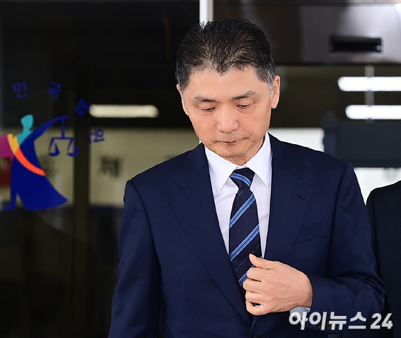 SM엔터테인먼트 시세 조종 혐의를 받고 있는 김범수 카카오 창업주 겸 경영쇄신위원장이 21일 오전 열린 1심 선고공판에서 무죄를 받고 법원을 나서고 있다. [사진=정소희 기자]