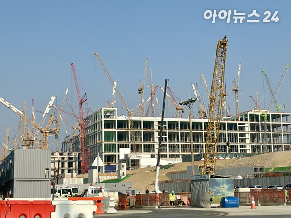 SK하이닉스의 HBM4(왼쪽), HBM3E(오른쪽) [사진=SK하이닉스]