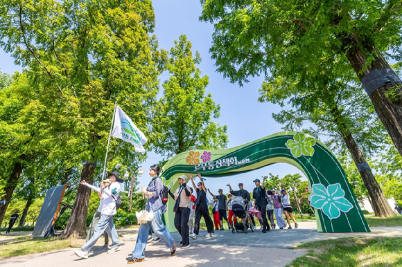 지난 13일 순천만국가정원에서 열린 '르무통 산책회 in 순천' 참가자들이 녹음을 배경으로 활기차게 걷고 있다. [사진=르무통]