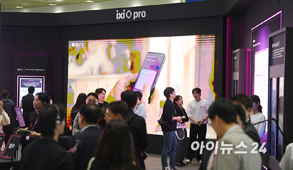 22일 서울 강남구 코엑스에서 열린 2026 월드IT쇼에서 LG유플러스 부스에서 관람객들이 부스를 둘러보고 있다. [사진=곽영래 기자]