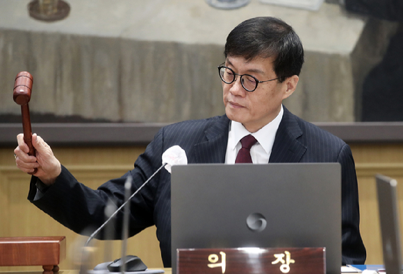 이창용 한국은행 총재가 28일 오전 서울 중구 한국은행에서 열린 금융통화위원회에서 의사봉을 두드리고 있다. [사진=사진공동취재단]