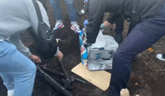 제주 도로변에 설치된 이동식 과속 단속 카메라를 훔쳐 과수원에 묻은 택시 기사가 경찰에 붙잡혔다. [사진=서귀포경찰서 제공]