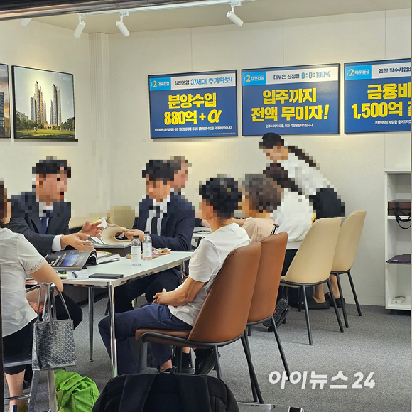 대우건설이 개포우성7차 아파트 단지 내에 내걸은 현수막. 2025.07.03 [사진=이효정 기자 ]