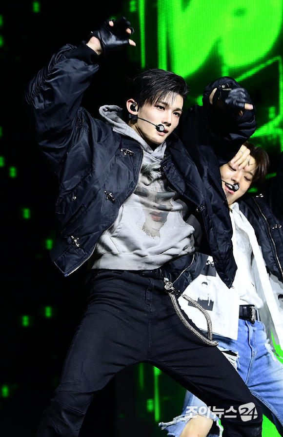 그룹 앤팀 조가 28일 오후 서울 용산구 한남동 블루스퀘어에서 열린 &TEAM(앤팀) 한국 데뷔 앨범 미니 1집 'Back to Life'(백 투 라이프)발매 기념 쇼케이스에 참석해 멋진 무대를 선보이고 있다. [사진=정소희 기자]