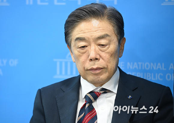 김형석 독립기념관장이 8일 서울 여의도 국회에서 기자회견을 하기에 앞서 대기하고 있다. [사진=곽영래 기자]