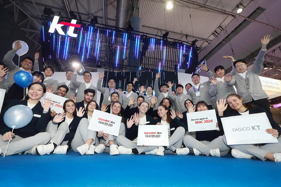 KT 전시 관계자들이 MWC 2023 KT 전시관 앞에서 단체 기념 사진을 촬영하고 있다. [사진=KT]