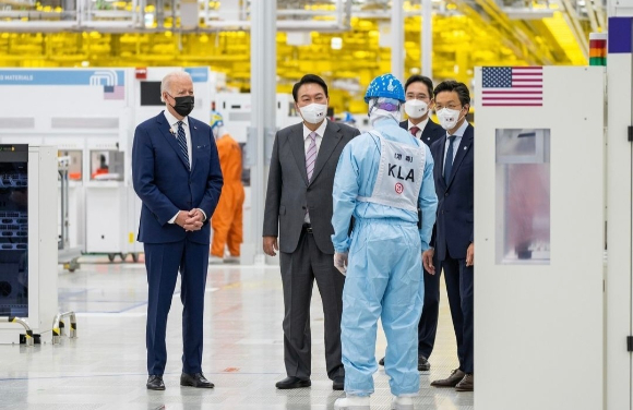 조 바이든 미국 대통령이 지난 5월 방한해 삼성 평택 반도체 공장을 방문한 모습.  [사진=미국 대통령 공식 인스타그램 ]