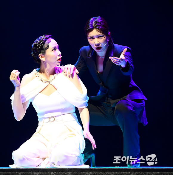 댄서 아이키가 26일 오후 서울 종로구 NOL 유니플렉스에서 열린 뮤지컬 프리다 프레스콜에 참석해 열연하고 있다. [사진=정소희 기자]
