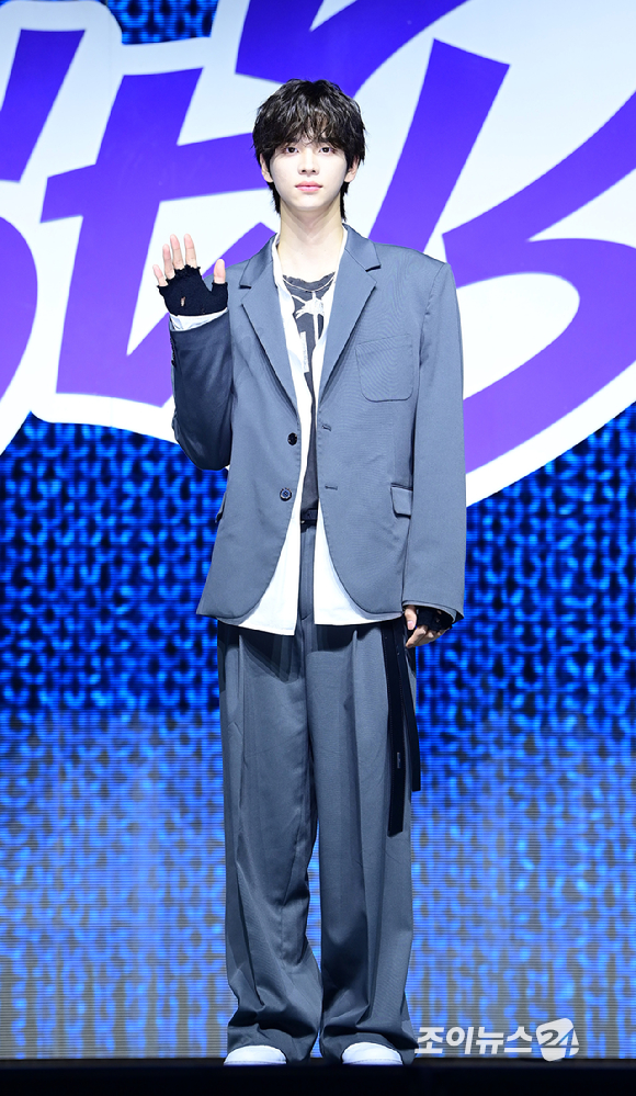 그룹 투어스 신유가 25일 오후 서울 용산구 블루스퀘어에서 열린 투어스(TWS) 첫 번째 싱글앨범 '라스트 벨(Last Bell)' 발매 기념 쇼케이스에서 포토타임을 갖고 있다. [사진=정소희 기자]