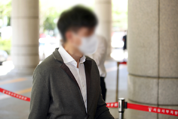 검찰이 방송인 박수홍(52)씨의 출연료 등을 횡령한 혐의로 기소된 큰형 부부에 대해 이듬해 구형할 예정이다. 사진은 지난 4월19일 재판에 출석중인 박수홍씨의 친형. [사진=뉴시스]