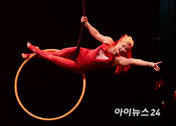 15일 오후 서울 잠실종합운동장 내 빅탑에서 열린 태양의서커스 '쿠자(KOOZA)' 프레스 컨퍼런스에서 배우들이 환상적인 무대를 선보이고 있다. [사진=정소희 기자]