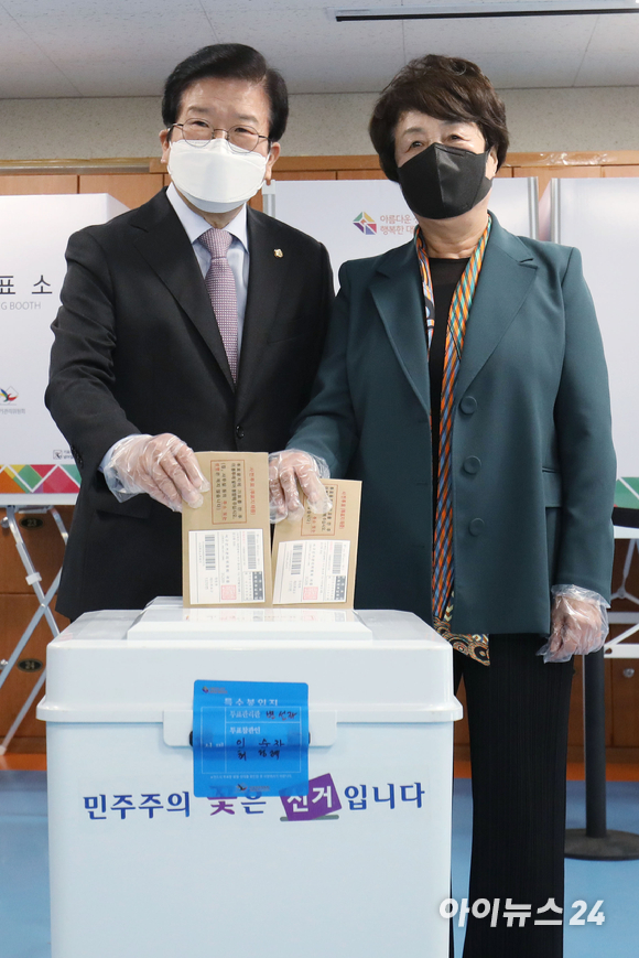 박병석 국회의장이 4일 오전 서울 용산구 한남동주민센터에 마련된 사전투표소에서 부인 한명희 씨와 함께 제20대 대통령선거 사전투표를 하고 있다. [사진=국회사진취재단]