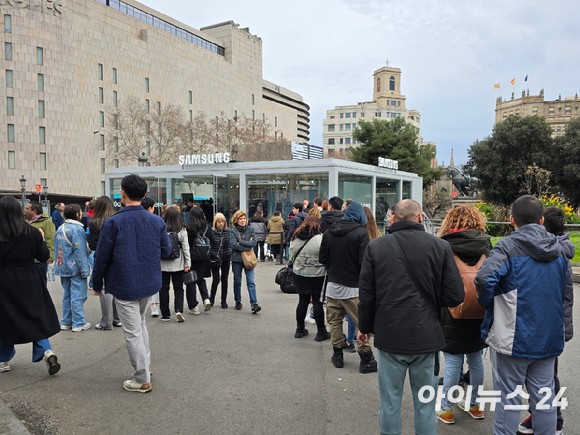 25일(현지시간) 스페인 바르셀로나 카탈루냐 광장에 마련된 '갤럭시 익스피리언스 스페이스'에 입장하기 위해 긴 대기줄이 형성돼 있다. [사진=안세준 기자]